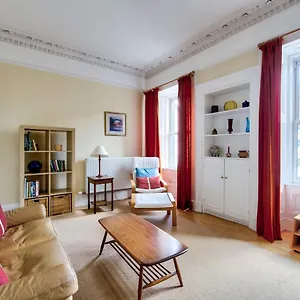Guestready - Castle View On Quiet Street Apartment
