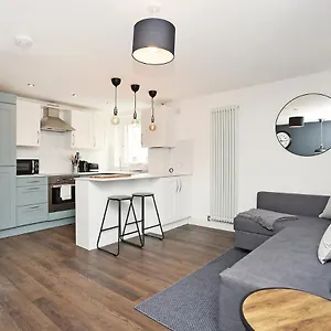Joivy Contemporary Royal Mile With Balcony Apartment