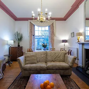 5-bedroom Flat Apartment