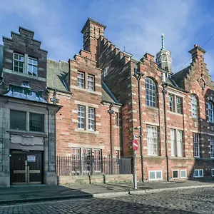 Beautiful 1-bed Near Castle Apartment