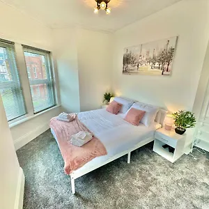  Apartment Chic In Central With Parking United Kingdom